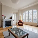 Veeve - A Window To Paris